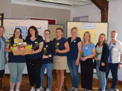 Die &bdquo;Landfrauen Ammerland&ldquo; unterst&uuml;tzen die &bdquo;Landm&auml;dels Ammerland&ldquo; bei ihrer Gr&uuml;ndung (von links): Landfrau Beate Wilsenack, die Landm&auml;dels Angelina Re&szlig;ler, Corinna Wetzel, Natalie Ullmann, Deike Janssen, D&ouml;rte Oeltjen, Kristin Hau, Svenja Schumacher und die Landfrau Sabine Schweneker.