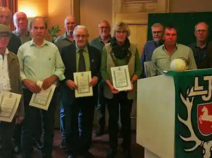 Hegeringleiter Dr. Josef Kuhlmann (1.v.r. ) und stellvertretender Kreisj&auml;germeister Heiko Wittrock (3.v.r.) im Kreis der geehrten Hegerinmitglieder (von links): Gerhard Hollje, Gerold Mester,G&uuml;nter Liebl, G&uuml;nther Scholte, Herbert Meyer, Egon Koppenberg, Annegret Pollmann, Uwe Schr&ouml;der, Bernd Addicks