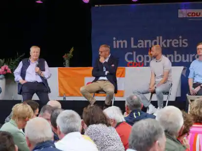 Diskutieren &uuml;ber den Wandel in der Landwirtschaft: Christoph Eilers (von links), Hans Heinrich Ehlen, Josef Hempen, Christoph Holzenkamp und Moderator Harm B&ouml;ckmann.