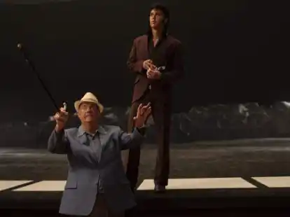 In &bdquo;Elvis&ldquo; spielen Tom Hanks ( v.l.) und Austin Butler die Hauptrollen. Vor dem Film im UCI Kino Wilhelmshaven gibt es unter dem Motto &bdquo;Kino im Dialog&ldquo; eine kostenlose Gespr&auml;chsrunde f&uuml;r alle Interessierten.