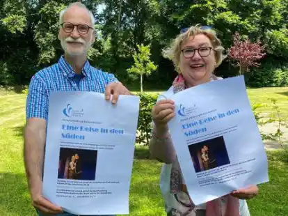 Gebhard von Hirschhausen und Manuela Schoeler von der Kulturf&ouml;rderung Brake pr&auml;sentieren  die Veranstaltung &bdquo;Eine Reise in den S&uuml;den&ldquo;.