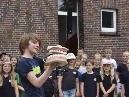 Das plattdeutsche Lied &bdquo;Herrn Pastor sein Kauh&ldquo; wurde von den Schulkindern zum Vergn&uuml;gen der Besucher bildlich &ndash; inklusive Riesengebiss &ndash; unterstrichen.