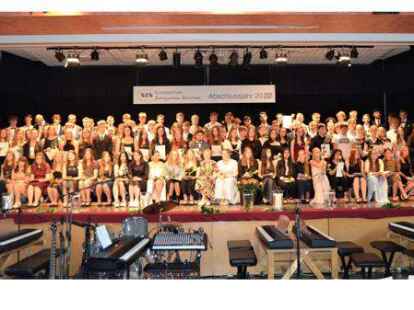 Die Abschlusssch&uuml;lerinnen und Abschlusssch&uuml;ler der Haupt- und Realschule Saterland.