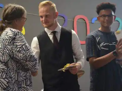 Schulleiterin Berta Paasman zeichnet Leon Kronsbein (links) und Colin Jarau an der Elisa-Kauffeld-Oberschule in Jever f&uuml;r herausragende Leistungen aus.