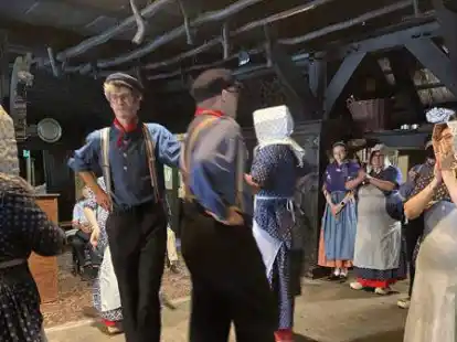 150 Jahre Verein f&uuml;r Heimatpflege: Volkst&auml;nze im Ammerl&auml;nder Bauernhaus geh&ouml;rten nat&uuml;rlich zum Festprogramm.