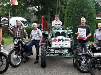 Schrauben und pr&auml;sentieren beim 26. Oldtimertreffen in Klein Scharrel: (v.li.) J&uuml;rgen Schr&ouml;der, Gerald Kaysen, Heinz Effmers, Sabine Wieting, J&uuml;rgen Wieting und Hermann Witte. Die Veranstaltung l&auml;uft am Sonntag, 31. Juli.