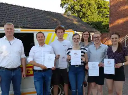Vorsitzender Frederik Fangmann (von links) mit den geehrten DLRG-Mitgliedern Maik Stratmann, Hannes L&uuml;bbers, Lea Moormann, Annika Rosenbaum, Lea Fangmann, Sarah Behrens. Nicht auf dem Bild: Irmgard Zumbr&auml;gel