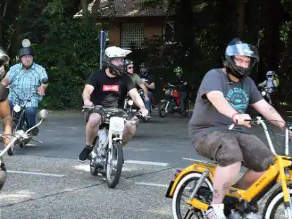Machten eine gemeinsame Ausfahrt: die mehr als 100 Teilnehmer des ersten Moped-Treffens im Krandel.
