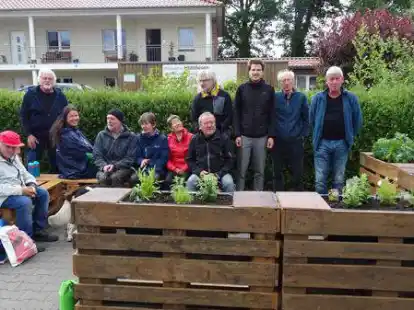 Sitzecke als Treffpunkt am Edeka-Markt in Huntlosen: Die Arbeitsgemeinschaft &bdquo;Nachhaltige Mobilit&auml;t&ldquo; hatte diesen Platz als Ort der Begegnung angeregt.