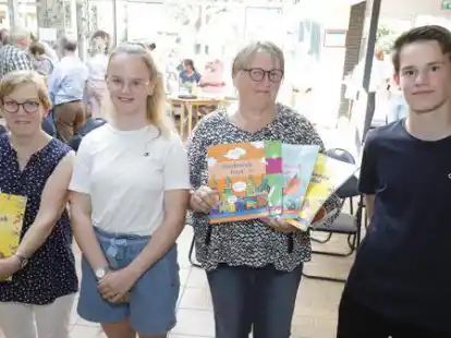 Das neue Lehrwerk mit dem Titel &bdquo;Seeltersk lopt&ldquo; stellten die Beteiligten (von links) Ingeborg Remmers, Lena Blechschmidt, Edith Sassen und Leon Blechschmidt nun in der &bdquo; Litje Skoule Sk&auml;ddel&ldquo; vor.