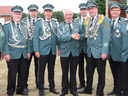 Der im dritten Jahr amtierende K&ouml;nig Jens Bohmann proklamiert &ndash; flaniert von Vorstandsmitglieder &ndash; seinen Nachfolger Ewald Pargmann.