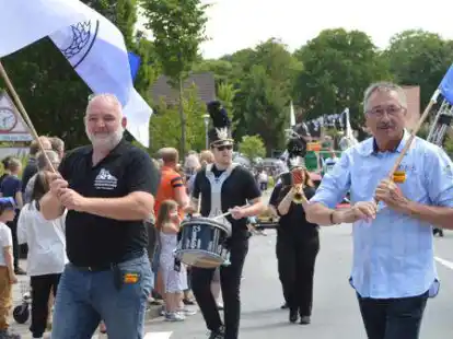 Dorffestumzug Hohenkirchen: Angef&uuml;hrt wurde der Zug durch den Dorfvereinsvorsitzenden Alexander Hirschfeld und den Leiter der Technikgruppe, Herbert Schimmack, sowie den Musikzug Sillenstede.