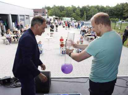 Mit auf die B&uuml;hne musste Florian Behler (re.) aus Friedrichsfehn, um bei einem Experiment der &bdquo;Physikanten&ldquo; mitzuwirken.