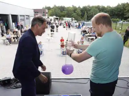 Mit auf die B&uuml;hne musste Florian Behler (re.) aus Friedrichsfehn, um bei einem Experiment der &bdquo;Physikanten&ldquo; mitzuwirken.