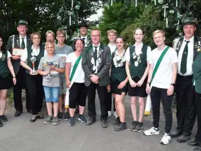 Das neue K&ouml;nigshaus in D&uuml;nsen (von links): Juliane Seek, Erich Pleus, Renate Steenken, Melanie Meyer, Arne Steenken, Bastian Steenken, Marius Kr&auml;kel, Ilona und Andreas Wuttke, Finn Hammerschmidt und Merle Schneider, Tessa Meyer und Hauke Winter, Sven und Petra Brinkmann.
