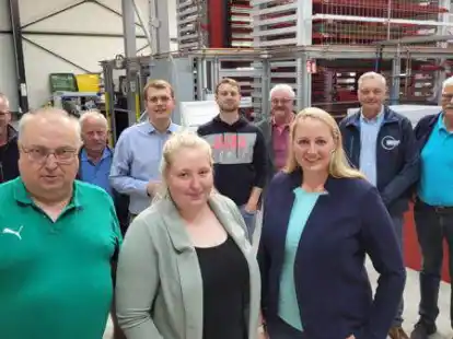 Firmenbesuch der CDU Ganderkesee bei SM Blechverarbeitung: (vorne, v. l.) Mark Giesbrecht, Franziska Giesbrecht und Landtagskandidatin Nadja Lampe. Dahinter (v. l.) Cord Sch&uuml;tte, G&uuml;nter Westermann, Philipp Albrecht (Fraktionschef), Nils Meyer, Gerd Hanken, Stephan Neitzel und Hillard Bley.