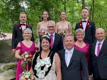 Der neue Thron: K&ouml;nigin Silke mit Prinzgemahl Clemens (vorne); Lydia Fitzner und Siegfried Deeken sowie Gerd und Marianne Kuhlmann (zweite Reihe, v.l.);  Kai, Laura, Tina und Tom Schmedes (hinten, v.l.).