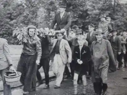 Die Honorationen der Gemeinde werden auf dem letzten Sparren getragen. In Uniform Gemeindebrandmeister Gerhard Meents (Gerd Baart).