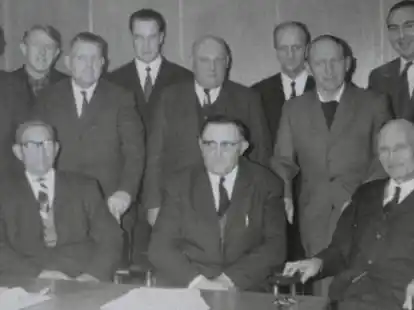 Bernhard Nannen, Bernhard Egts, Hermann Lohm&uuml;ller, Christian Hinrichs, Johannes  Reck, Emil Burmann, Anton Janssen, Trauger Groh,  Richard Beier, (von links stehend) Focke Schoon und B&uuml;rgermeister Heino Melchers und Gemeindedirektor Karl Wellnitz handelten den Gebiets&auml;nderungsvertrag aus.