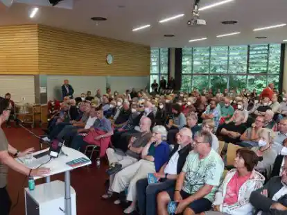 Riesengro&szlig; war das Interesse an einer Infoveranstaltung zum Thema Photovoltaikanlagen in Ofenerdiek. Unter anderem informierte Rainer Detjen die Interessierten.