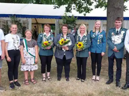 Der Sch&uuml;tzenverein L&uuml;erte-Holzhausen hat seine neuen K&ouml;nige und K&ouml;niginnen proklamiert (von links): Kinderk&ouml;nigshaus: 1. Adjutant Bjarne Sander, Kinderk&ouml;nigin Hanna Debbeler, 2. Adjutantin Hannah Jaquinta, K&ouml;nigshaus: 1. Adjutantin Ina Depken, K&ouml;nigin Annika Debbeler, 2. Adjutantin Lena Depken, Jugendk&ouml;nigshaus: 1. Adjutantin Clara Meyer-Nicolaus, Jugendk&ouml;nig Rene Siemer, 2. Adjutant Florian Dietze