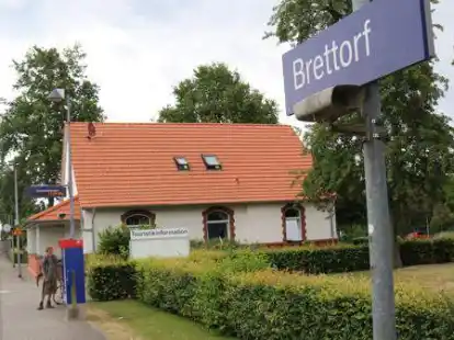 Der Bahnhof in Brettorf: Hier beginnt die Kundgebung von &bdquo;B&uuml;ndnis Buntes Brettorf&ldquo;.
