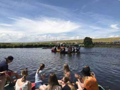 Badewannenrennen in Pogum - die Bastel-Boot-Kapit&auml;ne gaben alles.