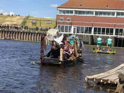 Badewannenrennen in Pogum - die Bastel-Boot-Kapit&auml;ne gaben alles.