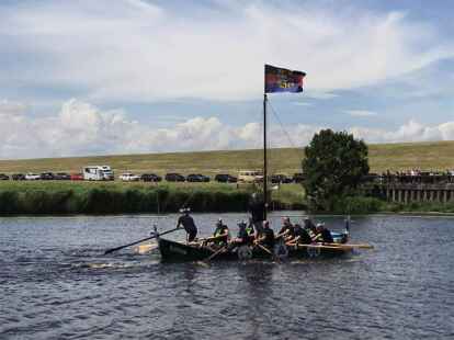 Badewannenrennen in Pogum - die Bastel-Boot-Kapit&auml;ne gaben alles.