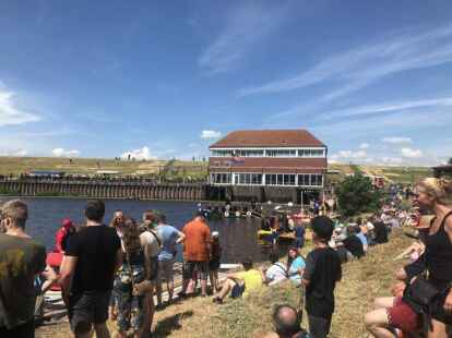 Badewannenrennen in Pogum - die Bastel-Boot-Kapit&auml;ne gaben alles und immer mehr Besucher kamen, um sich das Spektakel anzusehen.