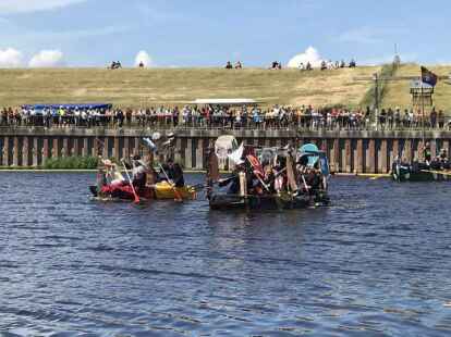 Badewannenrennen in Pogum - die Bastel-Boot-Kapit&auml;ne gaben alles.