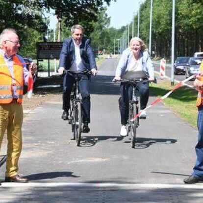 Offizielle Er&ouml;ffnung des Radwegs am Pophankenweg: (von links) Heinrich Baasen, J&uuml;rgen Krogmann, Anette Meyers und Gerd Marken.