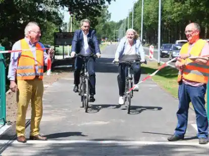 Offizielle Er&ouml;ffnung des Radwegs am Pophankenweg: (von links) Heinrich Baasen, J&uuml;rgen Krogmann, Anette Meyers und Gerd Marken.