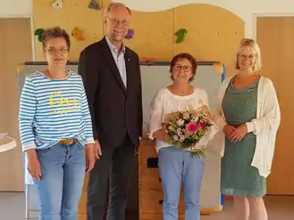 Abschied nach mehr als 27 Jahren (von links): Erzieherin Claudia M&ouml;ller, Pfarrer Ludger Fischer, Gisela Janssen und Kita-Leiterin Susanne Jakobi
