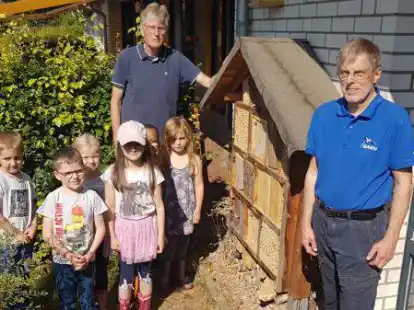 Zeigten, wie eine Nisthilfe aussehen sollte: Rudolf Beckmann (hinten links) und Wolfgang Pohl von der Nabu-Ortsgruppe D&ouml;tlingen-Wildeshausen mit Kindern des Kindergartens Johanneum.