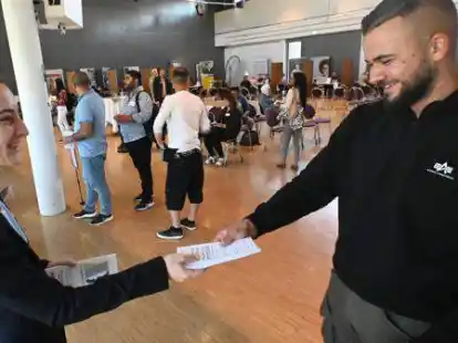 Sonja Floh (links), Deutsche Angestellten-Akademie (DAA), als Projektleiterin hinter dem Job-Speeddating im Gespr&auml;ch mit Kilian L&uuml;bben als Arbeitgebervertreter (KVO).