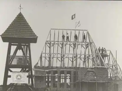 Ein Bild vom Richtfest der Kirche in Ihausen.
