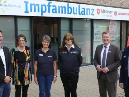 Stellten die Impfambulanz in Ganderkesee vor (von links): Matthias Meyer (Erster Gemeinderat Ganderkesee), Petra Debbeler (Leiterin Kreisgesundheitsamt), D&ouml;rthe Stukenborg (Malteser), Marion Logemann (Johanniter), Landrat Dr. Christian Pundt und Georg Rehaag (Malteser).