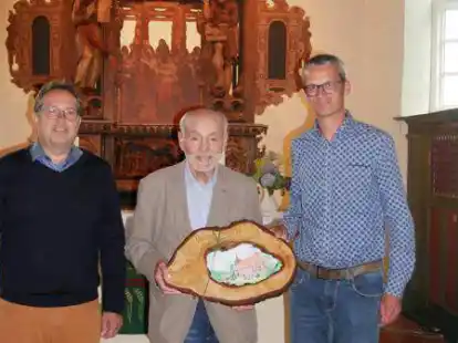 F&uuml;hrungswechsel beim Kirchbauverein Schwei: (von links) 2. Vorsitzender Gunnar Meier, Ehrenvorstandsmitglied Dr. Cord Diekmann und 1. Vorsitzender Ibeling van Lessen