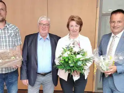 Thomas Wichmann (von links) vom Personalrat der Gemeinde B&ouml;sel mit Arnold und Maria Sieger, sowie B&uuml;rgermeister Hermann Block