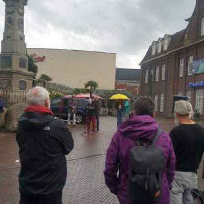 An der Mahnwache in Leer nahmen gut 70 Personen teil.