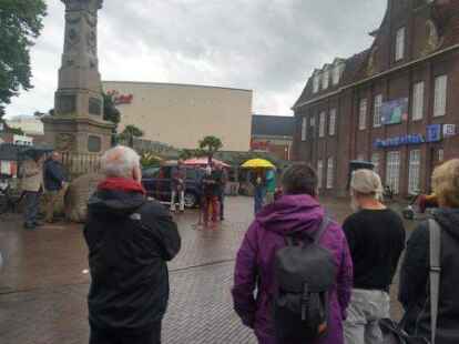 An der Mahnwache in Leer nahmen gut 70 Personen teil.