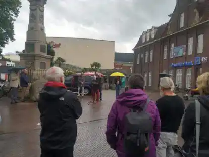 An der Mahnwache in Leer nahmen gut 70 Personen teil.