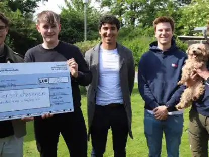 Das Foto zeigt die Spenden&uuml;bergabe an den Tierschutzverein von links nach rechts: L&uuml;bbert Bakker, Lennart Riedel, Leonardo Deutsch, Simon Huischen und Tierheimleiterin Dr. Gesche T&uuml;rck.