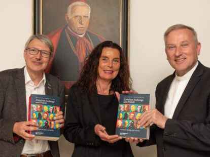 Prof. Dr. Michael Hirschfeld (von links) und PD Dr. Maria Anna Zumholz &uuml;berreichen Weihbischof Theising den neu aufgelegten Sammelband &bdquo;Zwischen Seelsorge und Politik. Katholische Bisch&ouml;fe in der NS-Zeit&ldquo;.