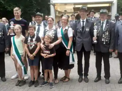 Das neue K&ouml;nigshaus des SV Wohlde-Mahlstedt (von links): Hauptmann und 1. Vorsitzender Frank Bitter, Lucas Br&uuml;ning (Jugendpokal), Eline Kolweyh (Kinderk&ouml;nigin), Paul Windhusen (Kinderk&ouml;nig), Christoph Windhusen (Prinzgemahl), Steffi Windhusen (K&ouml;nigin, mit Sohn im Arm), Stefanie Beneke (Ehrendame), Holger Kolloge (1. Vize), Horst R&uuml;debusch (2. Vize und Pokalgewinner K&ouml;nig der K&ouml;nige) und R&uuml;diger Wolle (bester Jungsch&uuml;tze)