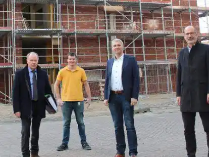 Baubesichtigung (v.l.): Dr. Jochen Berentzen (Leitung Bildungszentren Schwester-Euthymia-Stiftung), Karl-Heinz Borchers (Gesch&auml;ftsf&uuml;hrer Borchers und Aumann Immobilien), Christian Beverborg (Technischer Leiter St. Franziskus-Hospital Lohne), Thomas Meyer (Gesch&auml;ftsf&uuml;hrer St. Franziskus-Hospital Lohne), Dirk N&ouml;sing (Leitung Finanzen Schwester-Euthymia-Stiftung) und Ulrich Pelster (Vorstandsvorsitzender Schwester-Euthymia-Stiftung).