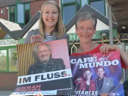 B&uuml;rgerhaus-Leiterin Lotta Klein und Carola Holm stellen das Programm f&uuml;r die Spielzeit 2022/23 im B&uuml;rgerhaus Schortens vor.