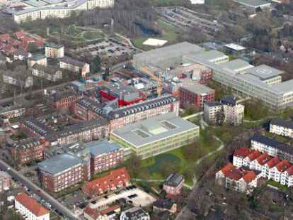 Um die beiden hellen Geb&auml;ude wird das Klinikum erweitert: Perinatalzentrum (Bildmitte) sowie Erweiterungsbau f&uuml;r Herz- und Notfallmedizin (rechts).
