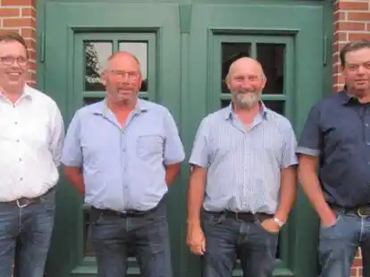 Der Vorstand des Oldtimerclubs Nikolausdorf blickte auf ein durchwachsenes Jahr zur&uuml;ck (von links): Hubert Burke, Heinz Wessel, Bernd Emke und Christian Otten.